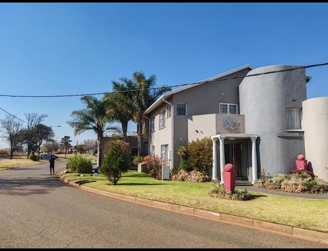 3 BEDROOM HOUSE FOR SALE IN LENASIA EXT 1